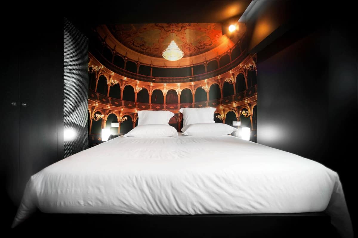 minibar, in-room safe, individually decorated, desk