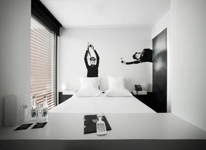 Premium Double Room | Minibar, in-room safe, individually decorated, desk - Design and Wine Hotel (Caminha)