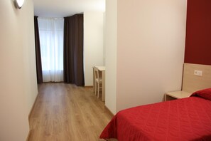 Cortinas opacas, cunas gratuitas, wifi gratis y ropa de cama