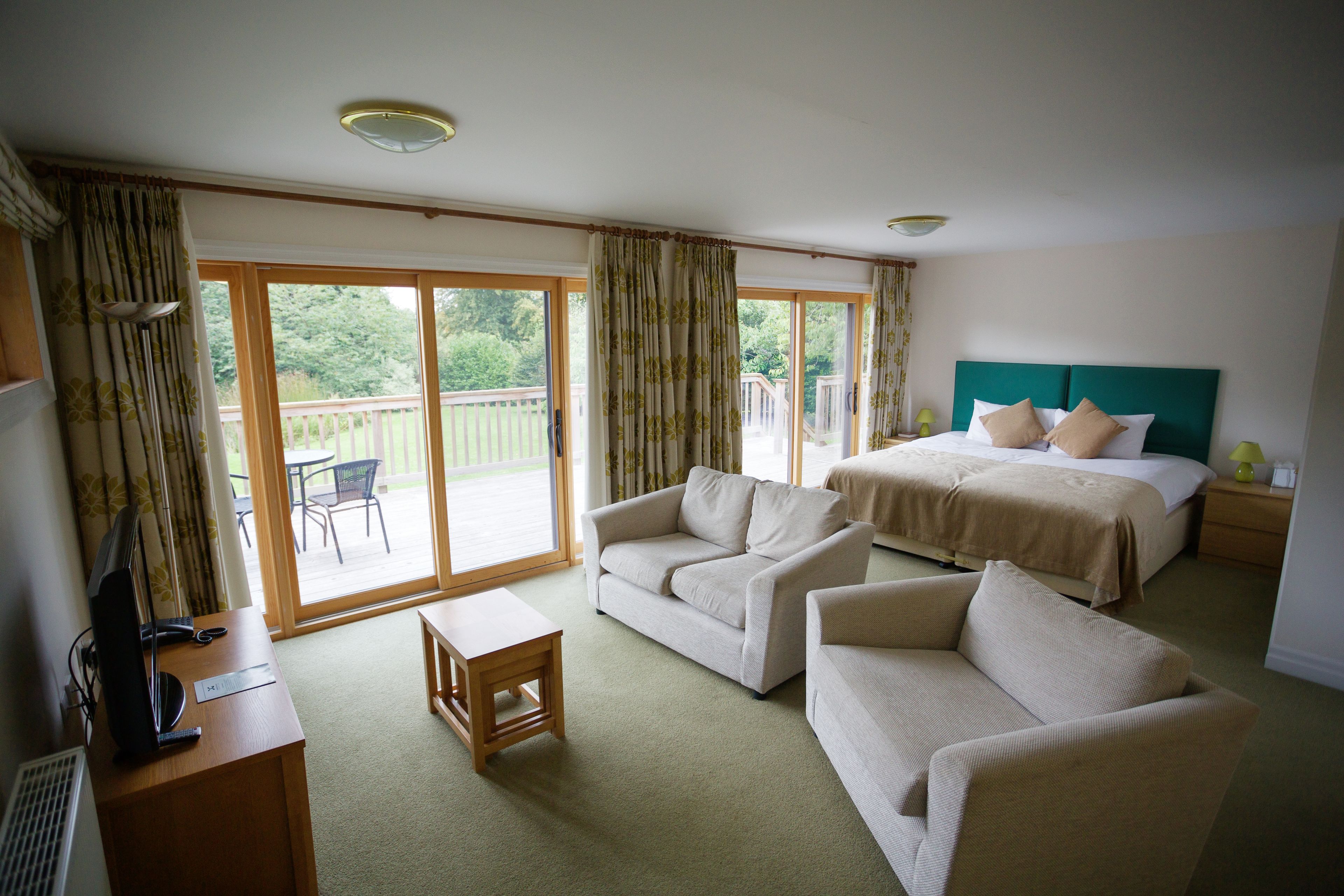 Deluxe Cabin, 1 King Bed, Kitchen, Garden View | Desk, iron/ironing board, free WiFi, bed sheets