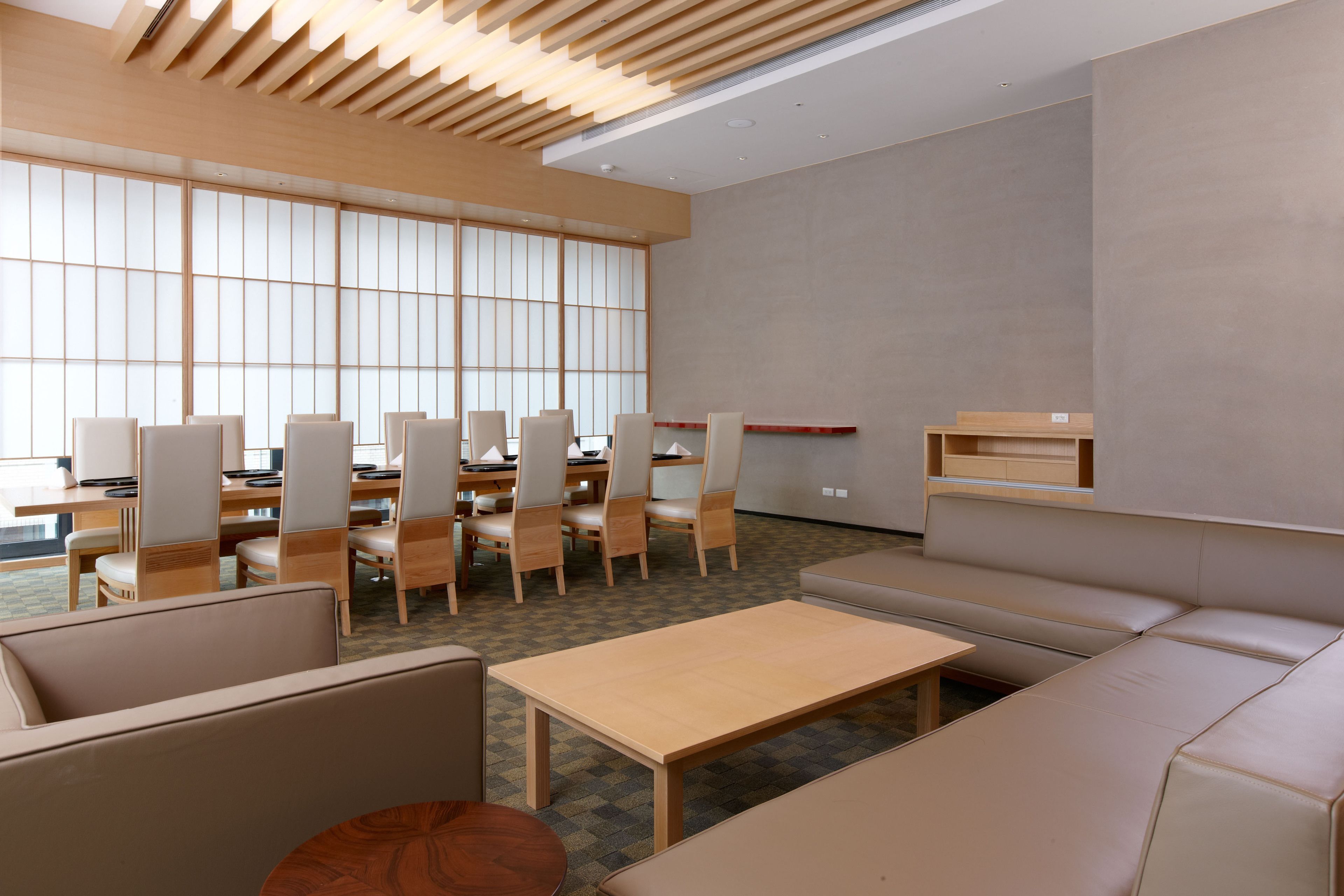 3 间餐厅，供应早餐、午餐和晚餐，中国菜