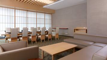 3 restaurants, breakfast, lunch, dinner served; Chinese cuisine