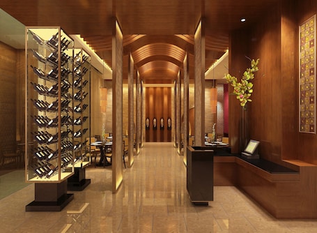 3 restaurantes; se sirve desayuno, almuerzo y cena; cocina china