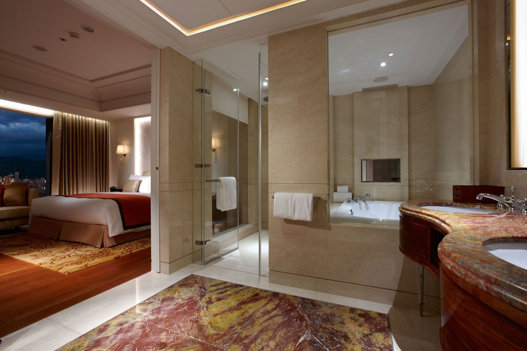 Luxe beddengoed, donsdekens, pillowtop-bedden, een minibar