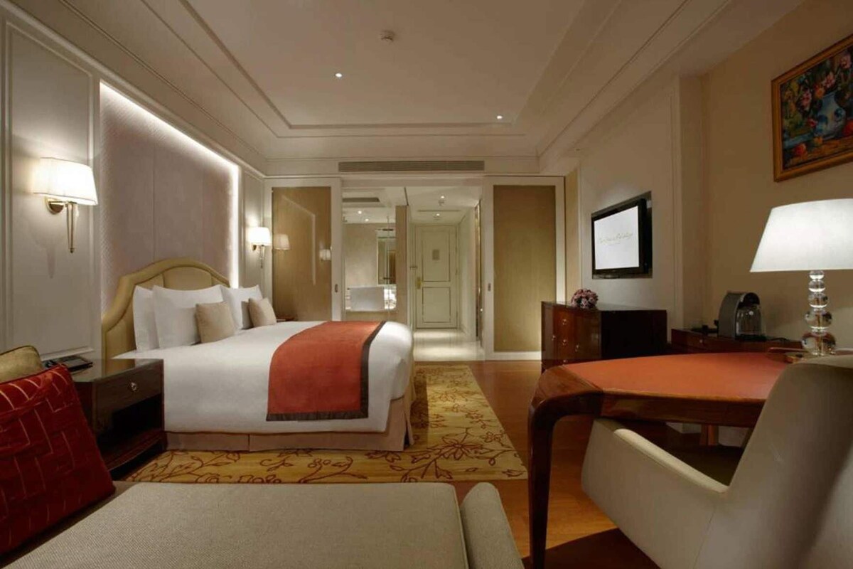 Premium bedding, down duvets, pillow-top beds, minibar