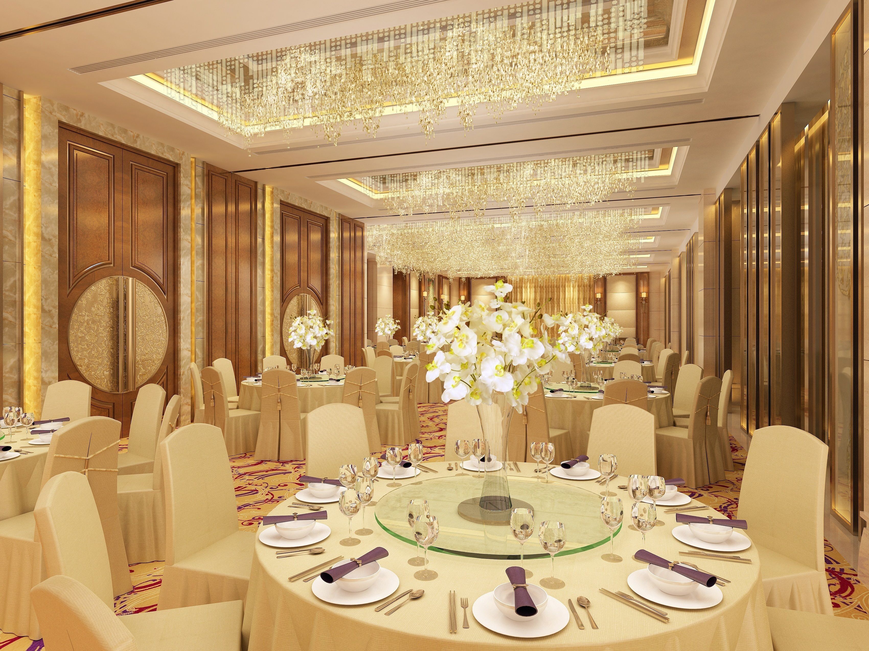 Un salón de banquetes lujoso con mesas redondas, sillas elegantes y candelabros ornamentados.