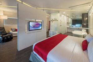 Suite, 1 King Bed | In-room safe, desk, laptop workspace, blackout curtains - Ramada Encore by Wyndham Guadalajara Sur (Tlajomulco de Zúñiga)