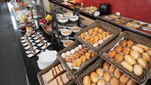 A buffet with various food items and beverages. - Ramada Encore by Wyndham Guadalajara Sur (Tlajomulco de Zúñiga)