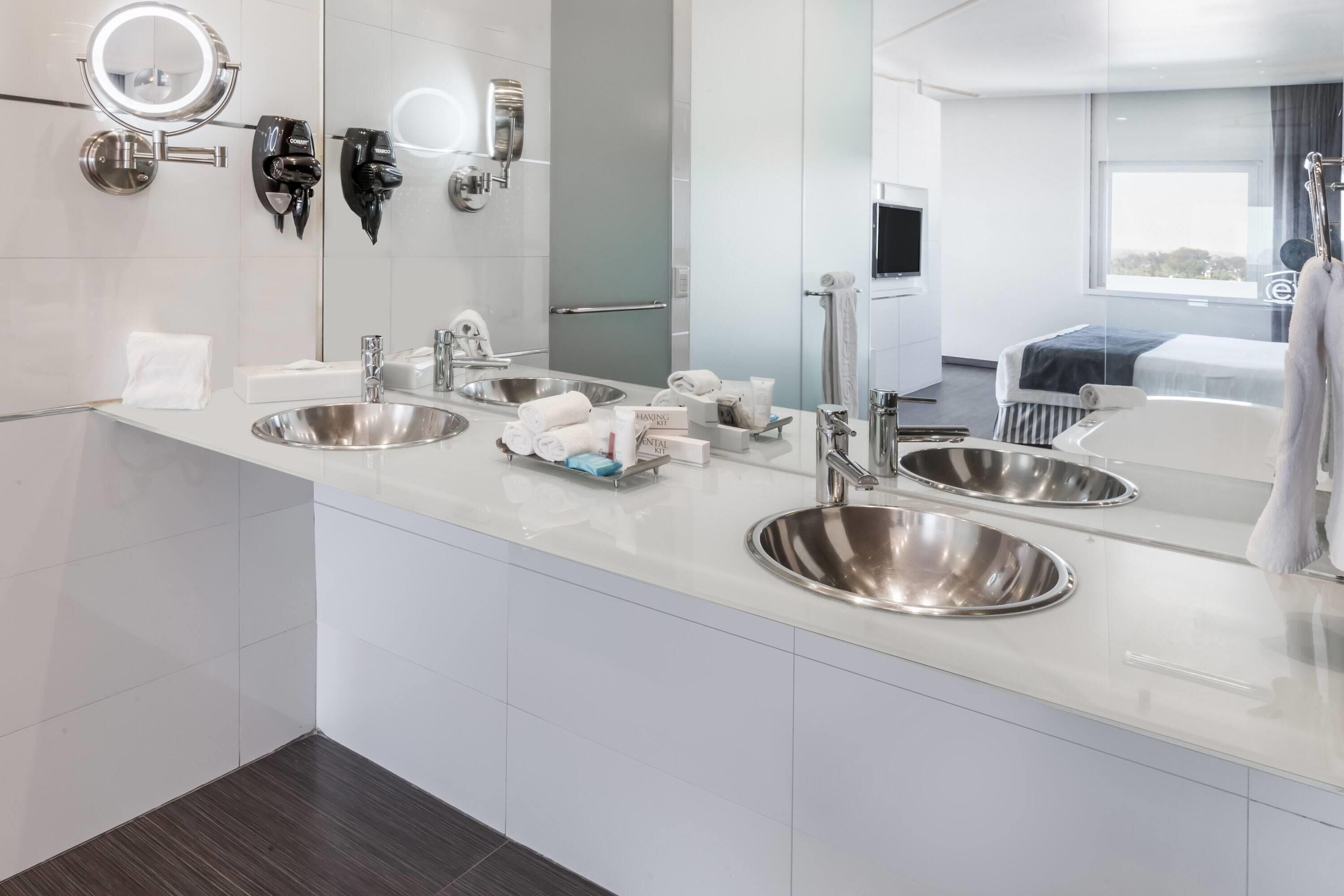 shower, free toiletries, towels