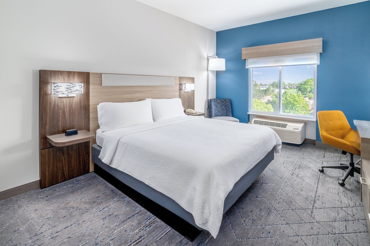 Suite, 1 King Bed, Accessible (Comms Accessible. Roll-In Shower) | In-room safe, blackout drapes, iron/ironing board, rollaway beds