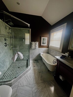 Deluxe-Suite, 1 King-Bett | Badezimmer