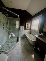 Deluxe Suite, 1 King Bed | Bathroom | Free toiletries, towels