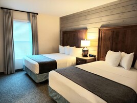 Ropa de cama de alta calidad y caja de seguridad en la habitación 