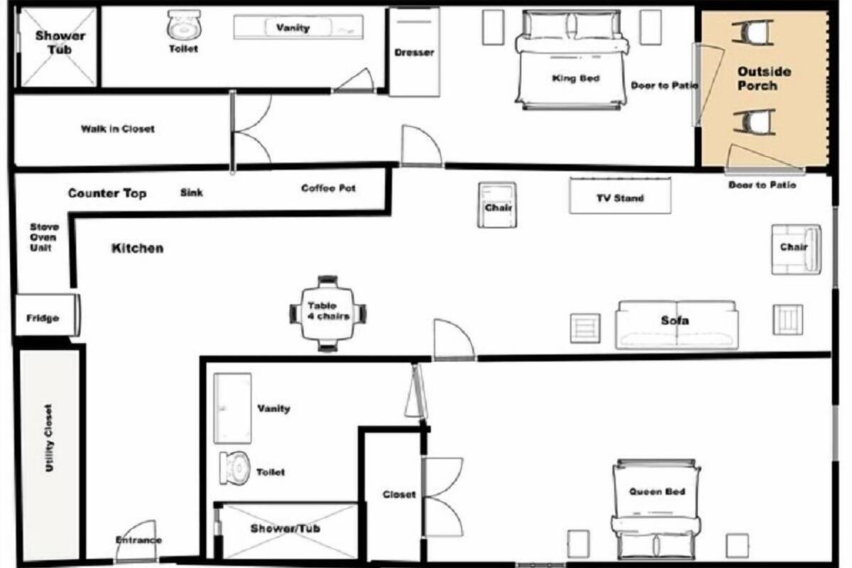 Layout de quarto de hotel com cama king size, cama queen, sofá, suporte para TV e uma pequena varanda.