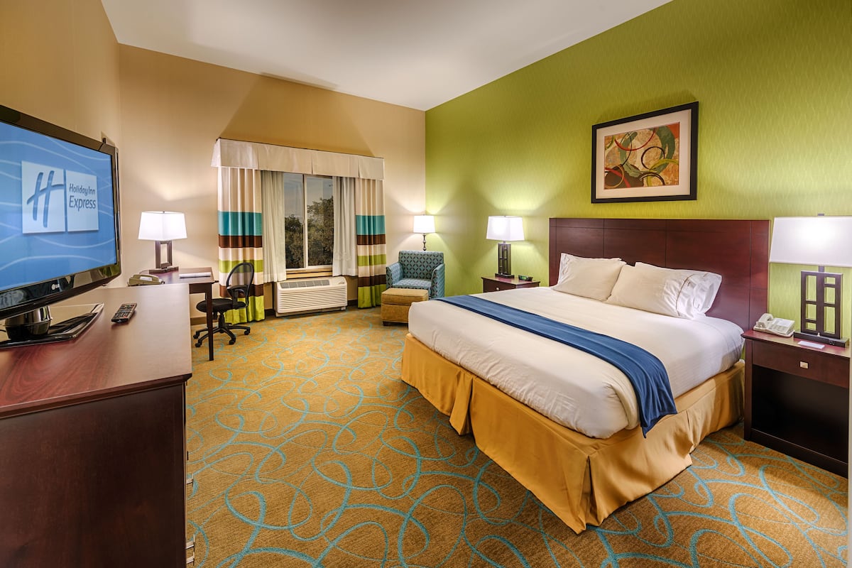 standard room, 1 king bed | in-room safe, desk, blackout curtains, iron/ironing board