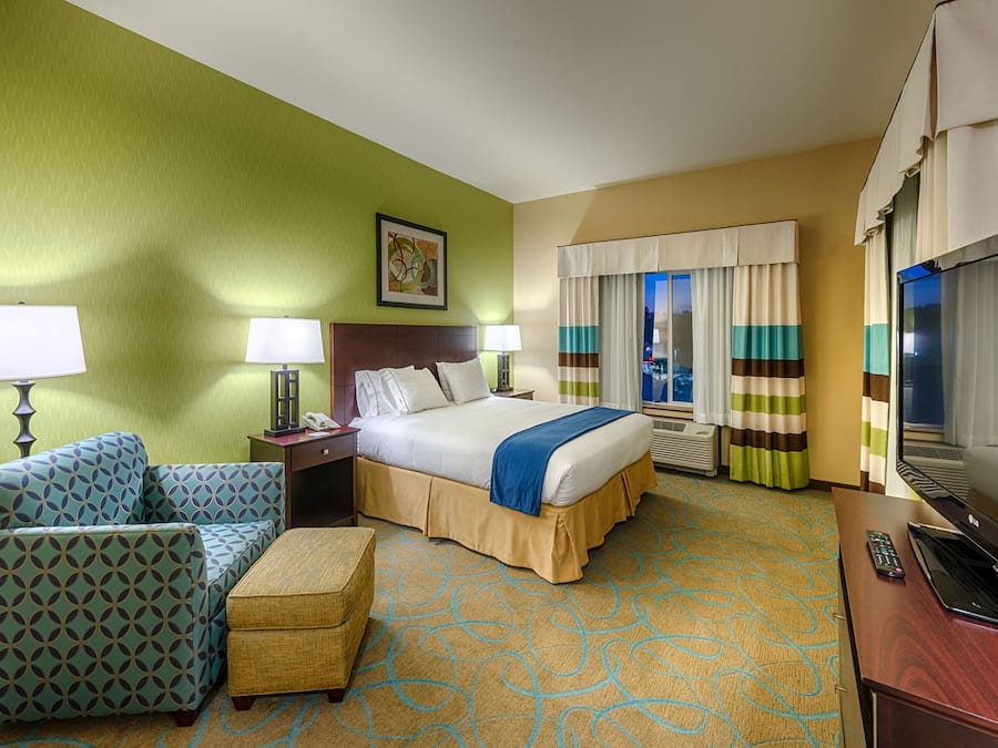 Safe på rommet, skrivebord, blendingsgardiner og strykejern/-brett