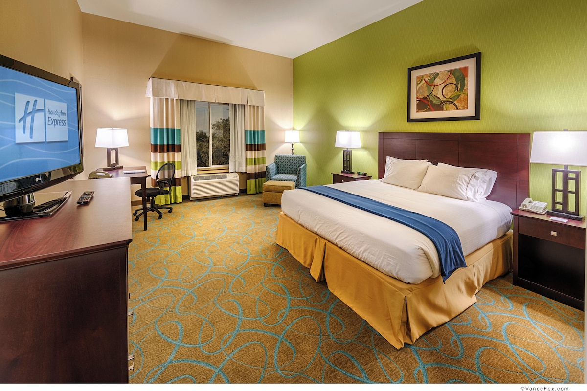 Standard Room, 1 King Bed | In-room safe, desk, blackout drapes, iron/ironing board
