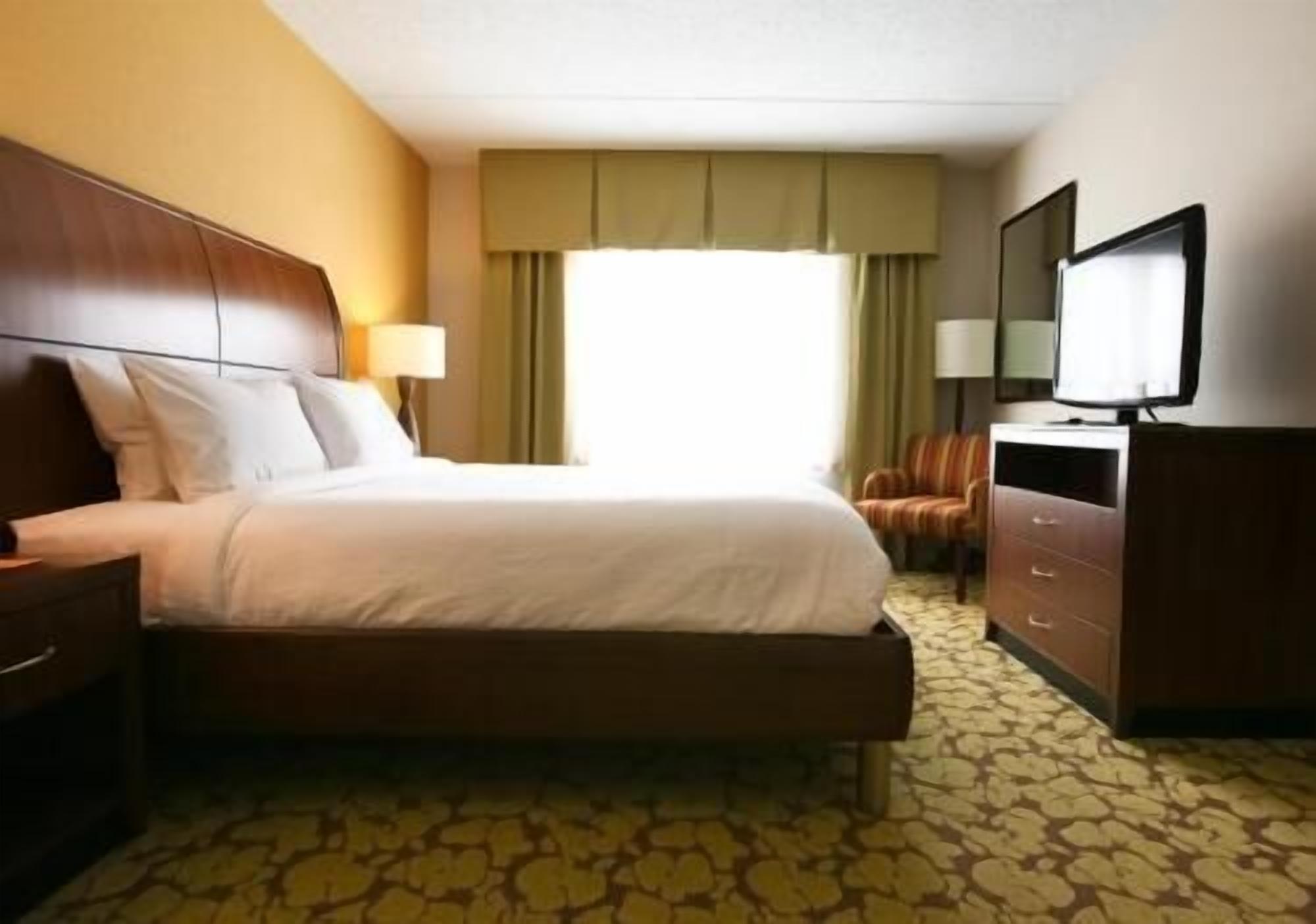 Hypo-allergenic bedding, in-room safe, rollaway beds, free WiFi
