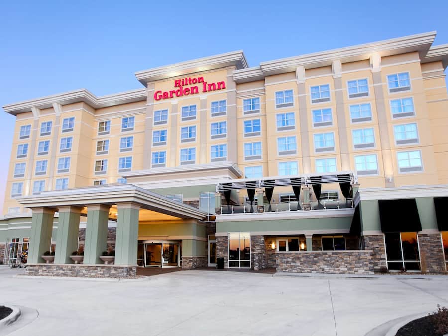 Ein Hilton Garden Inn Hotel mit moderner Fassade, mehreren Etagen und einem markanten Eingangsbereich mit Überdachung.