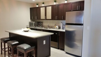 Deluxe Suite, 1 King Bed | Private kitchen | Fridge, microwave