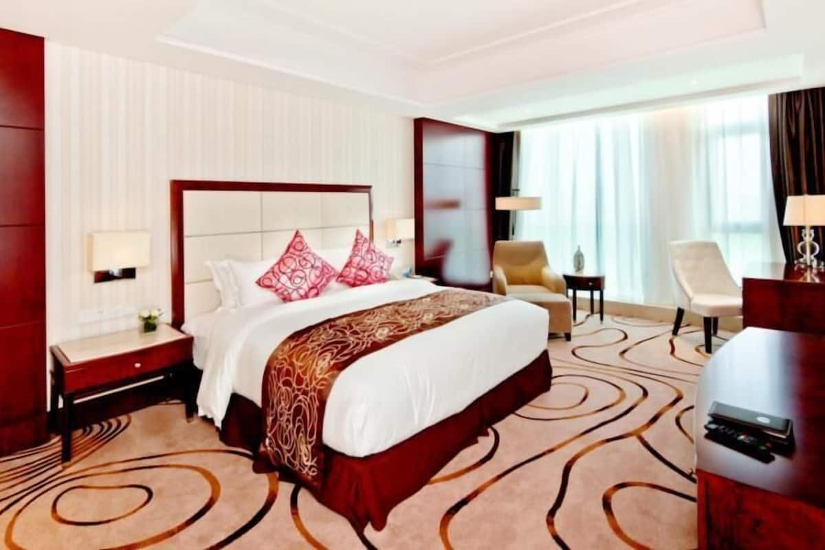 Deluxe Room | In-room safe, desk, blackout curtains, iron/ironing board
