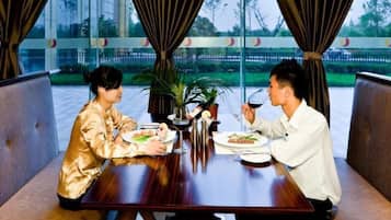 3 restaurantes; se sirven desayunos, almuerzos, cenas y cocina china