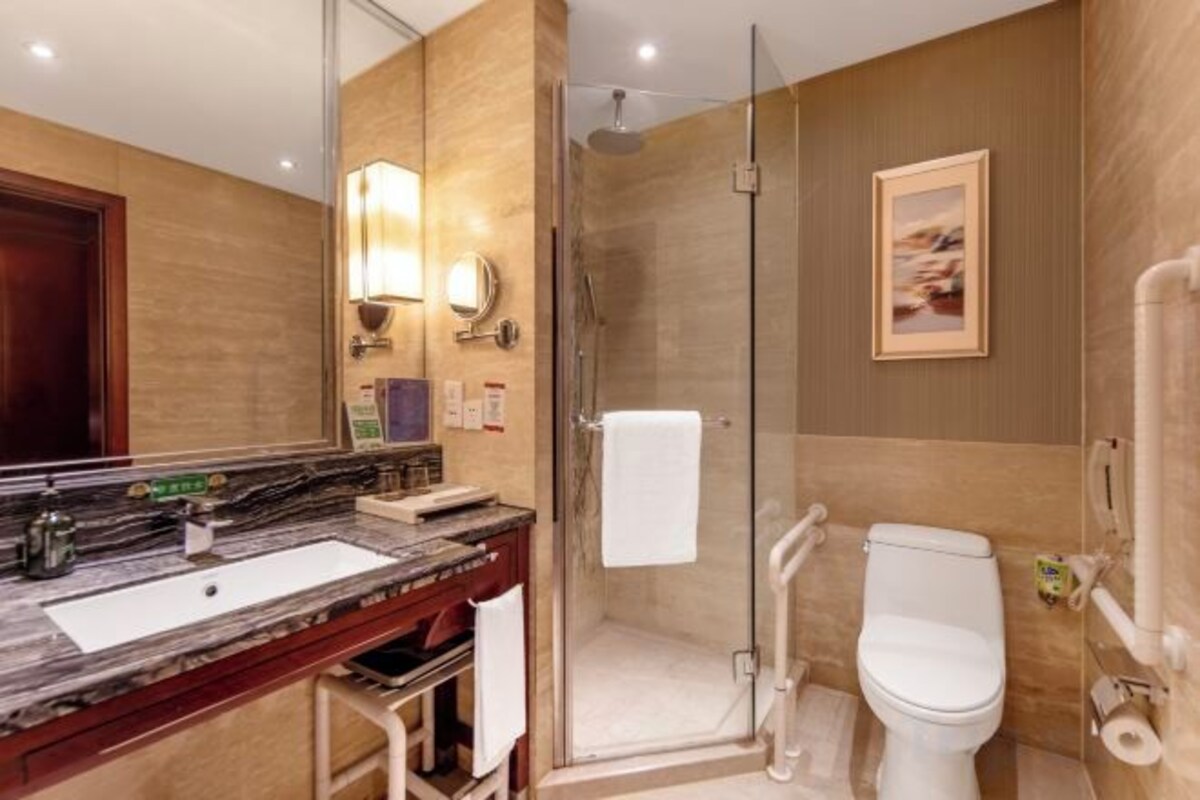 Bathroom | Combined shower/bathtub, free toiletries, hair dryer, bathrobes