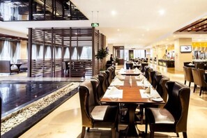 3 間餐廳,供應早餐、午餐和晚餐,中式料理