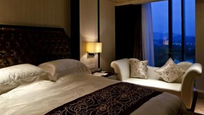 In-room safe, desk, blackout curtains, iron/ironing board - White Horse Lake Jianguo Hotel (Hangzhou)