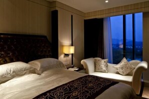 客房內保險箱、書桌、遮光布/窗簾、熨斗/熨衣板