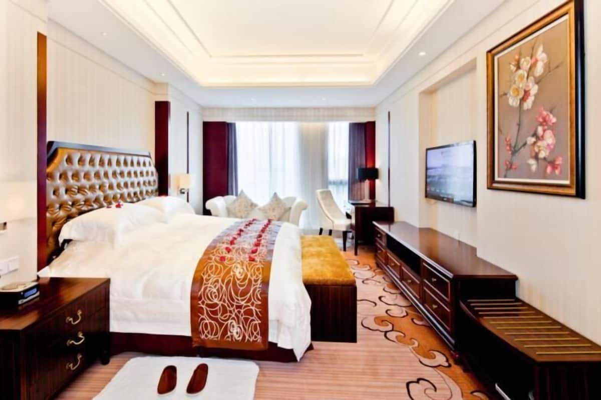 Suite Superior | Brankas, meja kerja, tirai kedap cahaya, dan setrika/meja setrika
