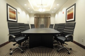 A conference room with a round table and six black leather chairs with wheels. - Holiday Inn Express Somerset by IHG (Somerset)