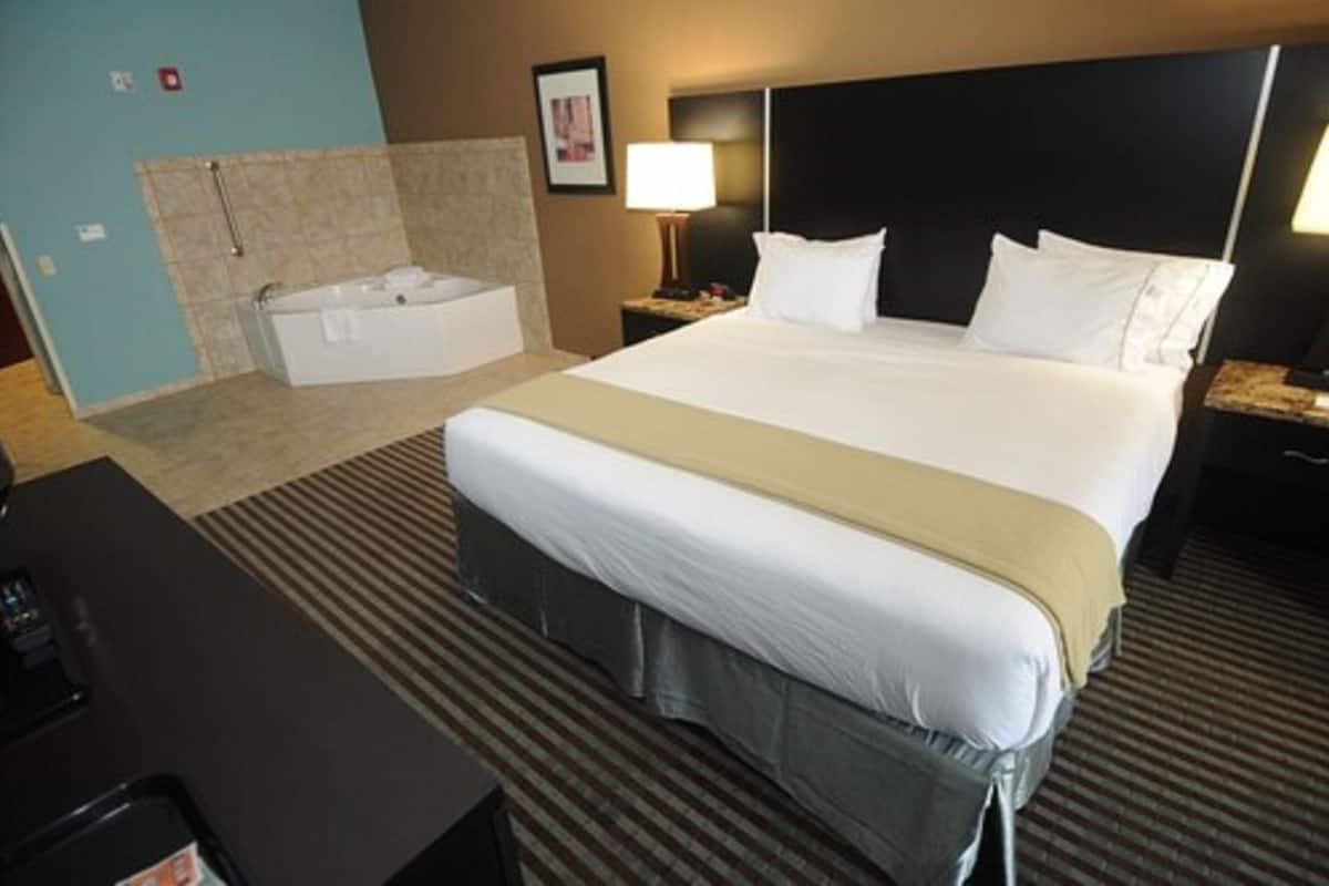 standard room, 1 king bed, jetted tub | hypo-allergenic bedding, individually decorated, individually furnished