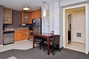 Suite, 1 Bedroom | Private kitchen | Fridge, microwave, oven, coffee/tea maker - Residence Inn by Marriott Coralville (Coralville)