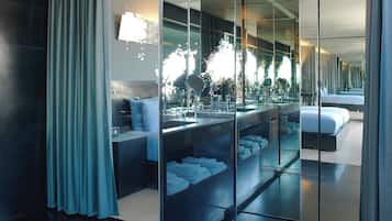 Suite Junior, 2 letti singoli (City View) | Una cassaforte in camera, con stile personalizzato