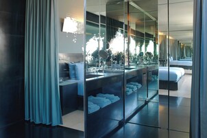 小型套房, 2 张单人床 (City View) | 客房内保险箱、特色装修、特色家居、办公桌