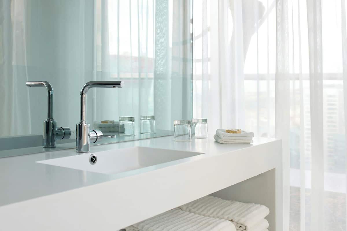 superior room, 1 king bed, non smoking (city view) | bathroom | shower, rainfall showerhead, hair dryer