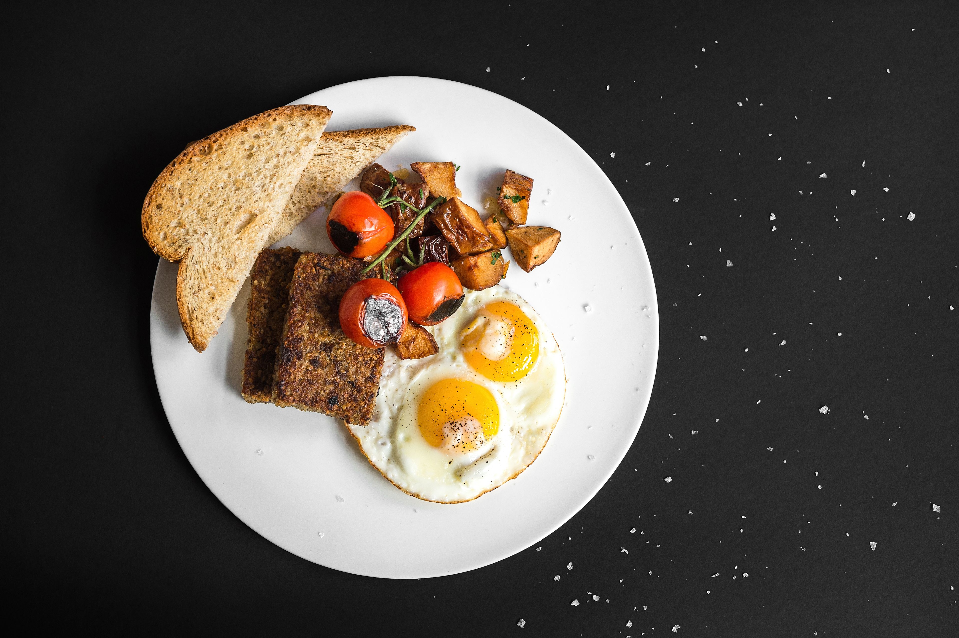 cooked-to-order breakfast for a fee on weekends