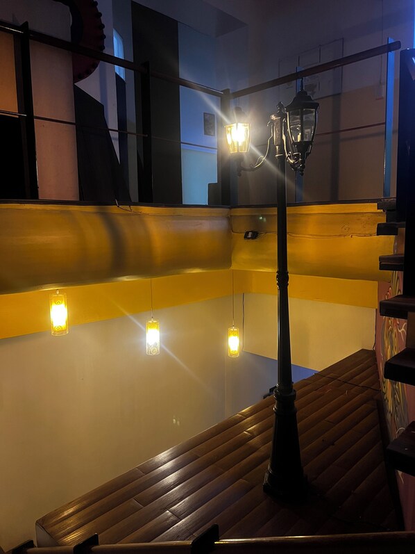 20-inch LED TV with cable channels, TV - Hostal Amigo - Hostel (Mexico City)