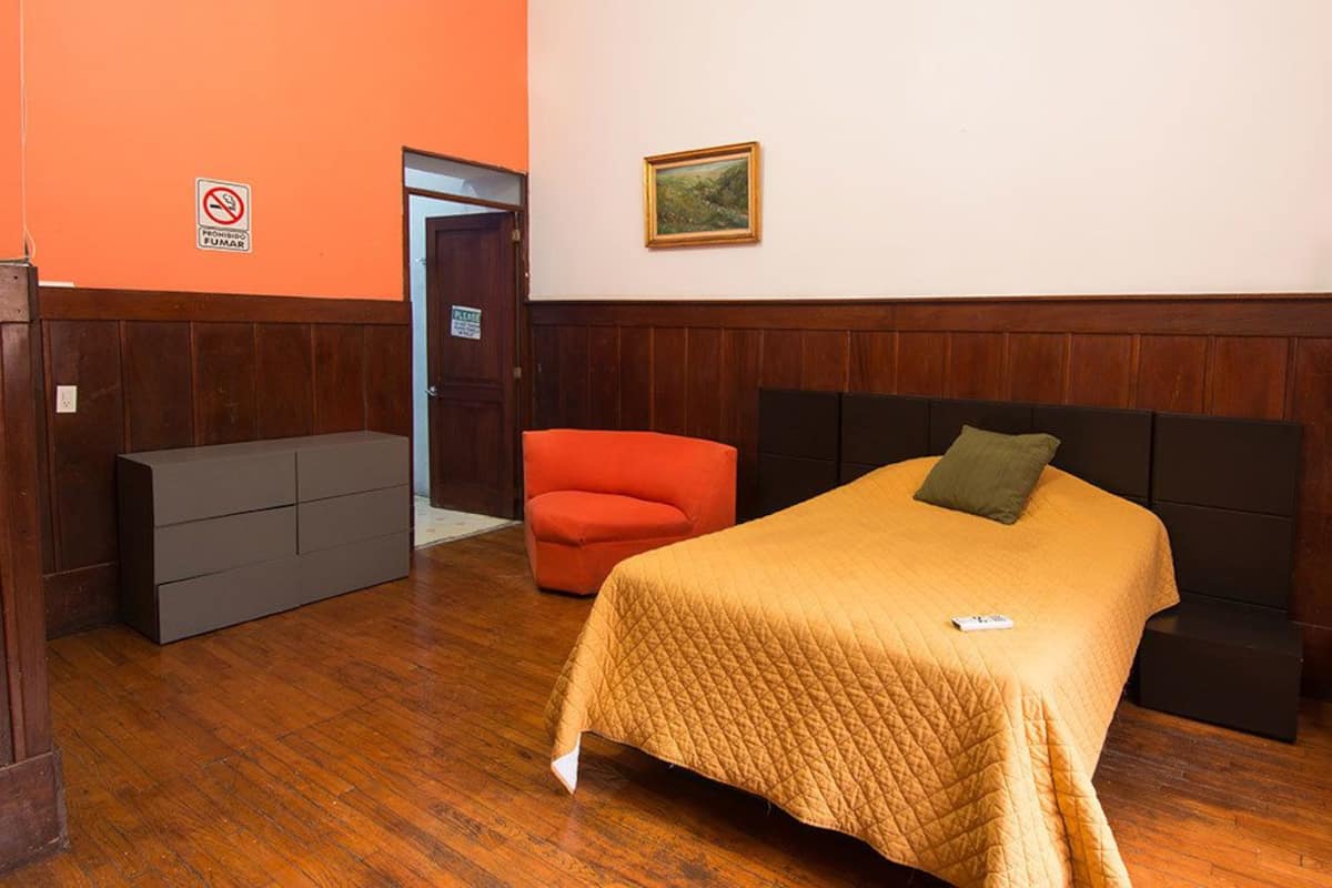 Suite, baño privado | Edredón, camas con pillow-top y caja de seguridad en la habitación