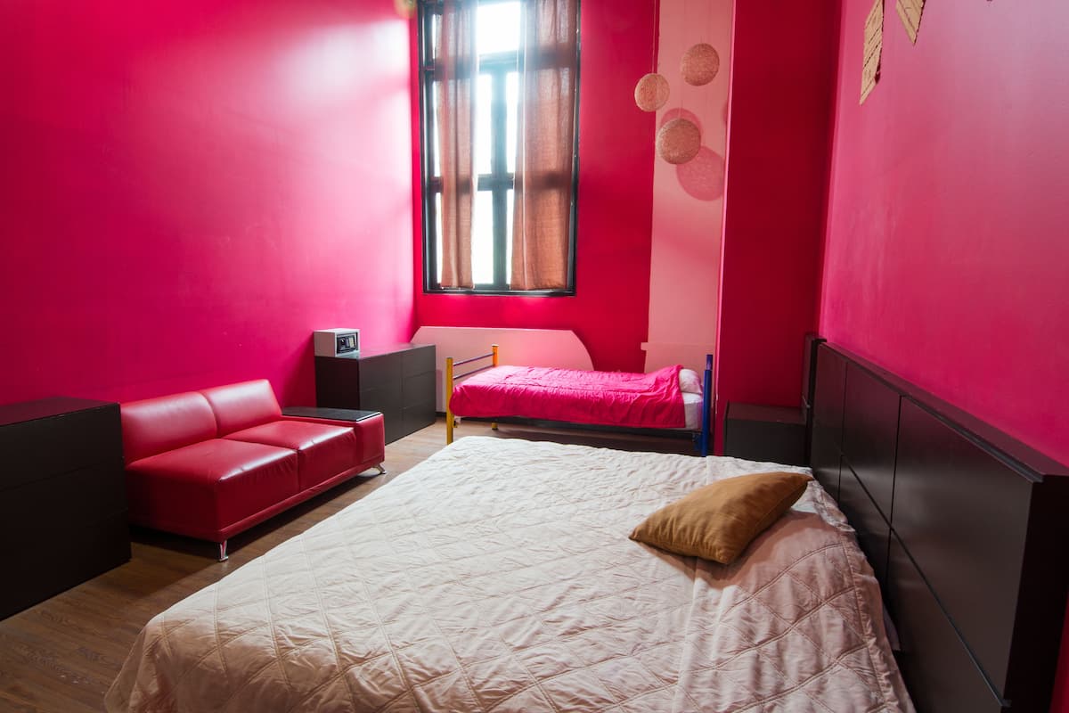 Habitación doble estándar, baño compartido | Edredón, camas con pillow-top y caja de seguridad en la habitación