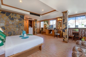 Suite | Minibar, caja fuerte, escritorio y cortinas opacas