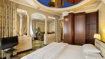 Suite | Minibar, in-room safe, desk, blackout drapes