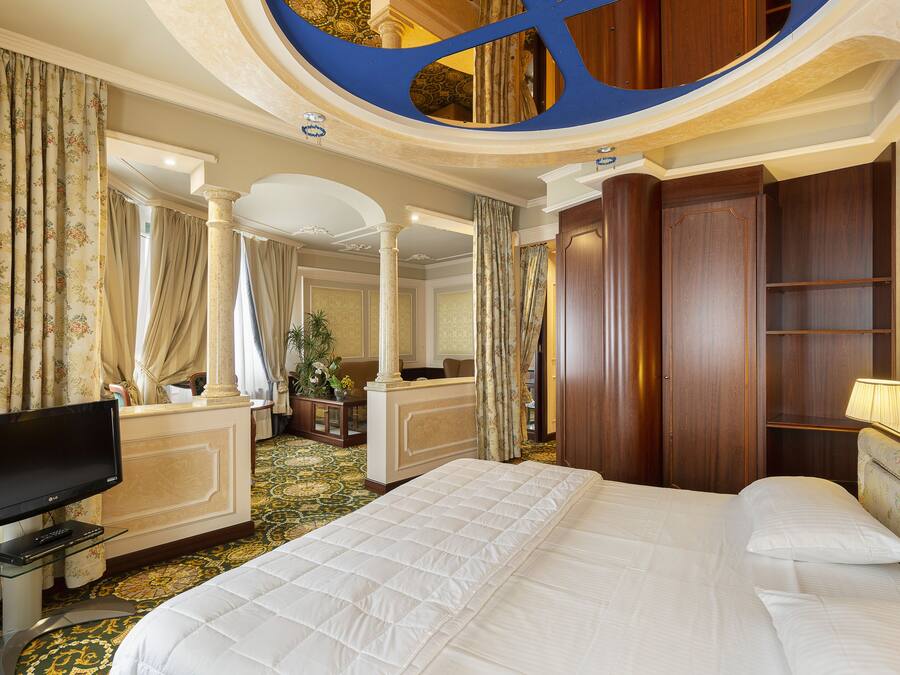 Suite | Minibar, brankas, meja kerja, dan tirai kedap cahaya