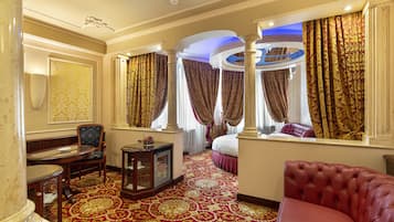 Suite | Minibar, brankas, meja kerja, dan tirai kedap cahaya