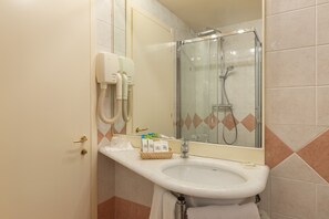 Chuveiro, chuveiro com efeito de chuva, produtos de toalete grátis 