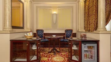 Suite | Minibar, caja de seguridad en la habitación y escritorio