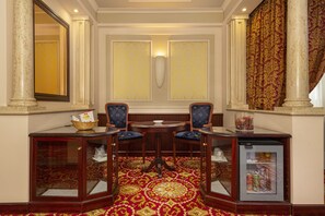 Suite | Minibar, in-room safe, desk, blackout curtains - Dream Hotel (Appiano Gentile)