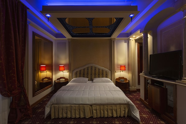 Phòng Suite | Minibar, két bảo mật tại phòng, bàn, màn/rèm cản sáng