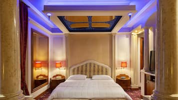 Suite | Minibar, in-room safe, desk, blackout drapes